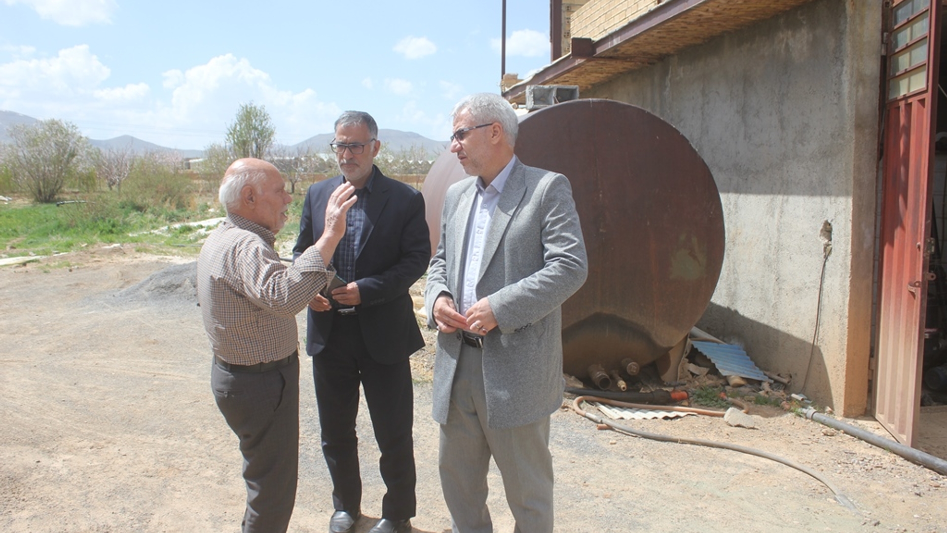 فرماندار و بخشدار مرکزی خمین از تعداد یک واحد گلخانه صنعتی در روستای ورچه بازدید کردند