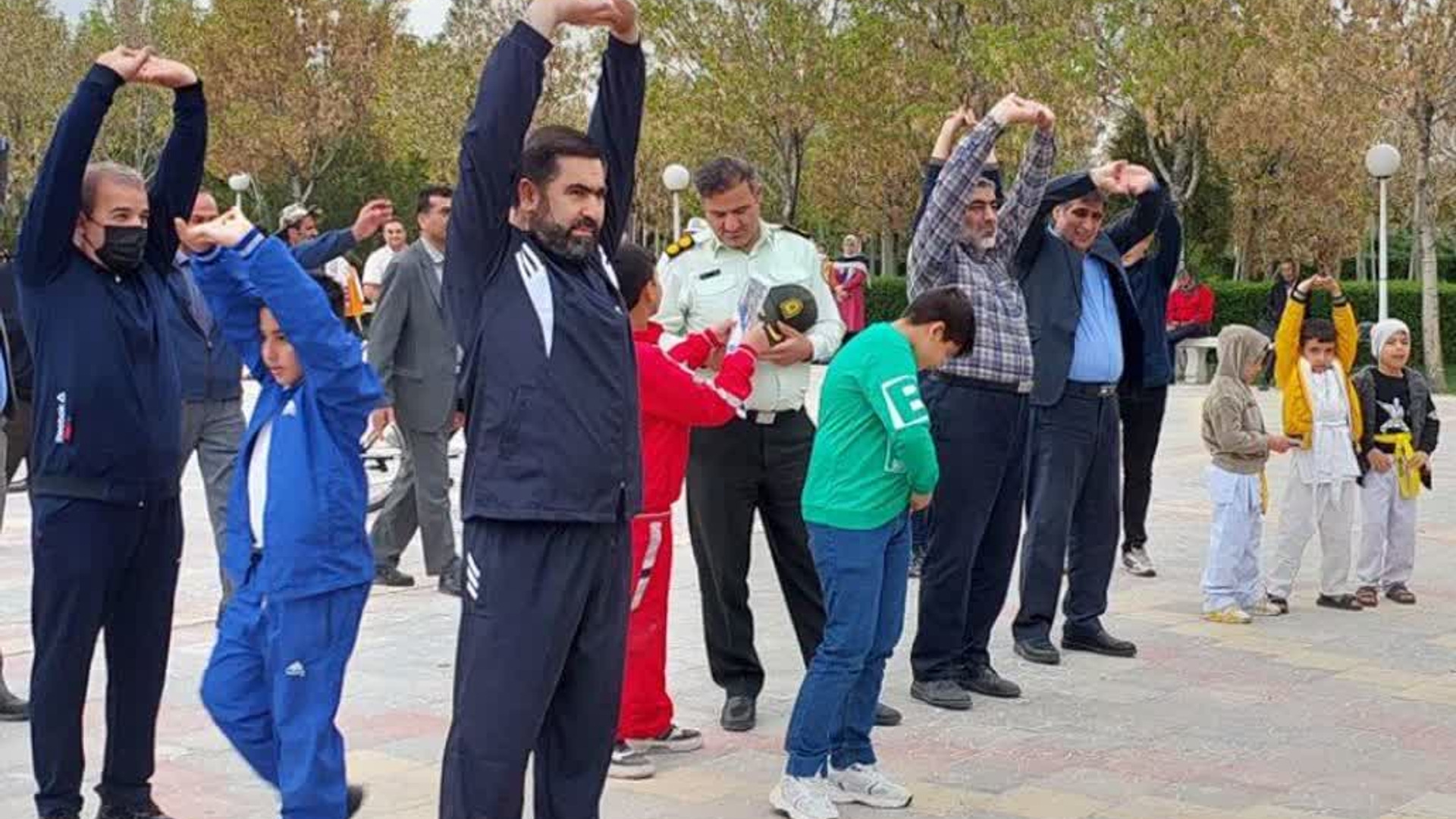 به مناسبت هفته سلامت همایش پیاده روی خانوادگی عصر گاهی و جشنواره فرهنگی ورزشی در شهر فرمهین