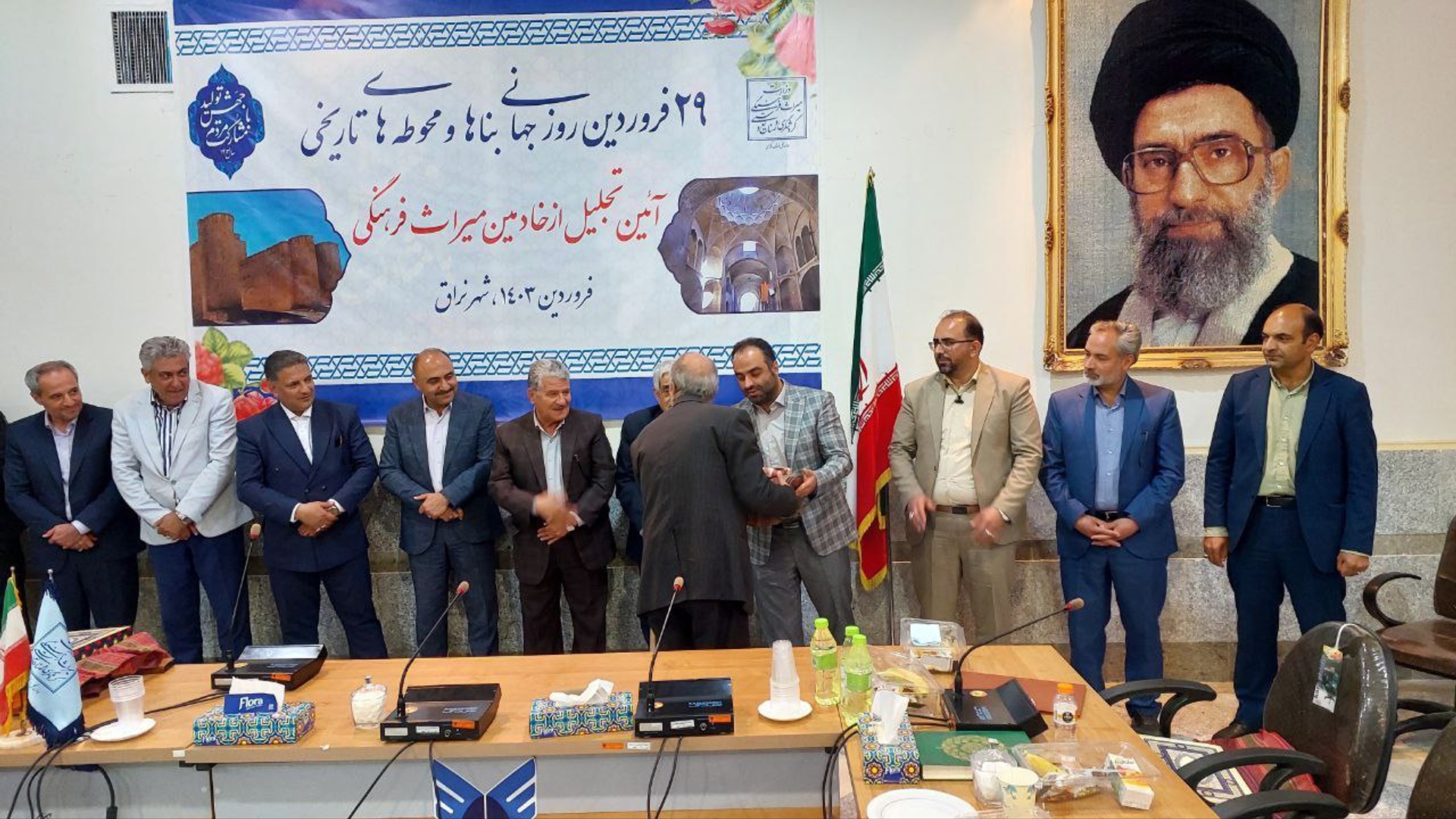 نشست تخصصی روز جهانی بناها و محوطه ها و آیین تجلیل از خادمین میراث فرهنگی در نراق برگزار شد.