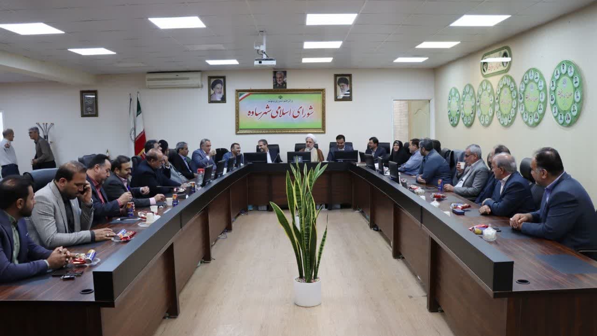 دیدار مسئولان شهرستان با اعضای شورای اسلامی شهرساوه به مناسبت روز شوراها