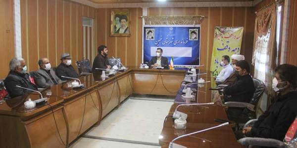 نشست فرماندار با تعدادی از خادمین بقعات متبرکه شهرستان خمین برگزار شد