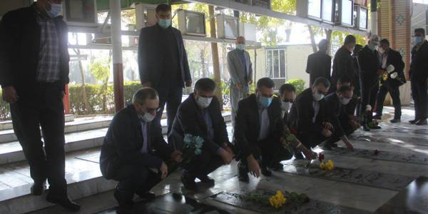 ادای احترام مسئولین استان به شهدای شهرستان خمین