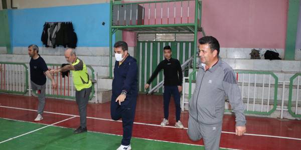 دکتر رمضانی فرماندار شهرستان شازند در ورزش صبحگاهی واقع در سالن ورزشی امام علی (ع) شرکت نمود.