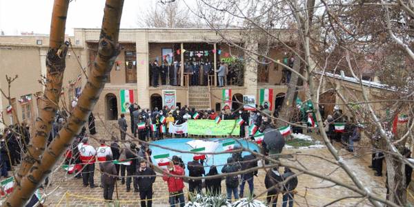 نواختن زنگ چهل و سومین سالگرد پیروزی انقلاب اسلامی  در بیت امام خمینی (ره) در شهرستان خمین