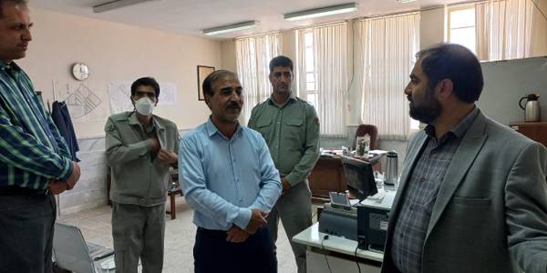 فرماندار شهرستان فراهان به مناسبت هفته محیط زیست با رئیس و کارکنان اداره محیط زیست این شهرستان دیدار و گفتگو کرد.