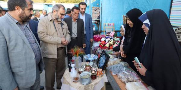 بازدید از نمایشگاه محصولات و تولیدات روستاهای شهرستان فراهان در روستای ماستر