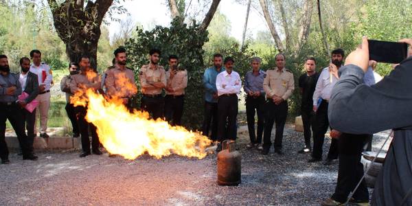 آموزش آتش نشانان پایگاه های روستایی درخصوص نحوه مقابله با آتش سوزی با منبع کپسول های گاز مایع