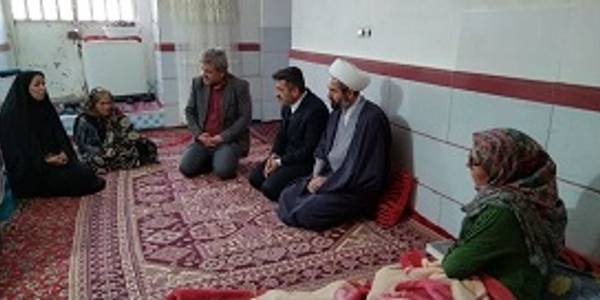 دکتر یحیی رمضانی فرماندار شهرستان شازند با خانواده های تحت پوشش نهادهای حمایتی  گفتگو نمودند.
