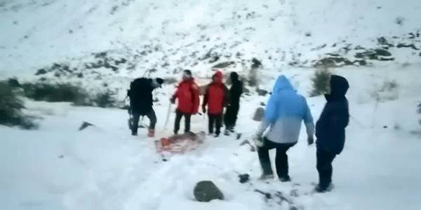 سه جوان گرفتار در برف در ارتفاعات خسبـیجان شـازند نجات یافتند