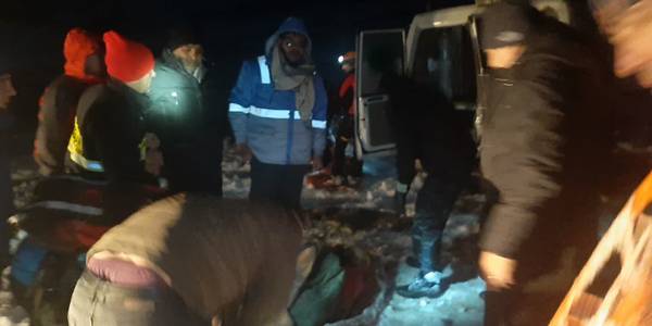 نجات سه جوان گرفتار در برف در ارتفاعات خسبـیجان شـازند