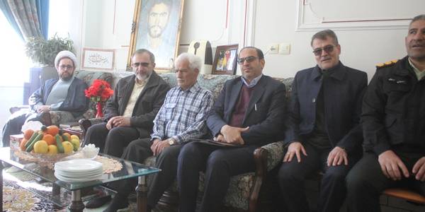 استاندار با خانواده شهید علی ترابی در خمین دیدار کرد