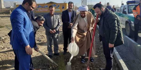 مراسم درخت کاری و اجرای طرح کاشت یک میلیارد اصله درخت در سطح شهر کمیجان برگزار گردید