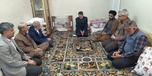 فرماندار و امام جمعه خمین با خانواده شهیدان موگویی و محمدی دیدار کردند