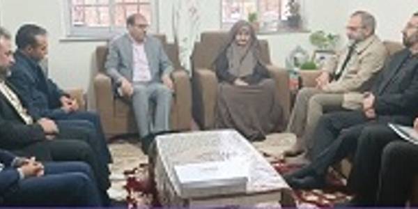 دیدار و نشست دکتر مخلص الائمه استاندار مرکزی با خانواده شهدا و ایثارگران در شهر آستانه