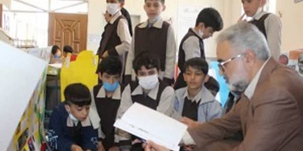 بازدید معاون فرماندار از آثار دانش آموزان مدرسه شهید کریمی شهر شازند