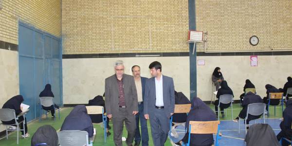 فرماندار از تعدادی از حوزه های امتحانات نهایی شهر خمین بازدید کرد