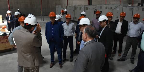 معاون وزیر نیرو و مدیر عامل ساتبا از شرکت مانا انرژی پاک در خمین بازدید کرد