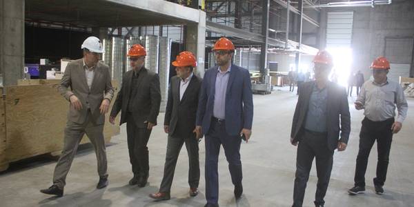 فرماندار و مدیران کل صمت و اقتصاد و دارایی استان از شرکت مانا انرژی پاک در شهرستان خمین بازدید کردند
