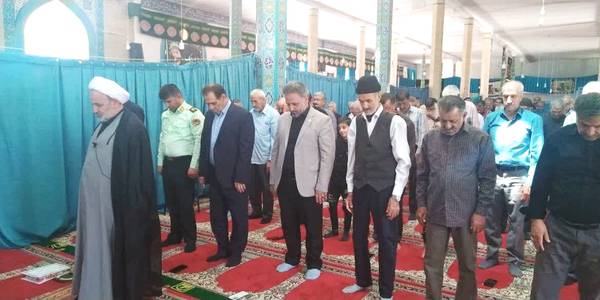 حضور سرپرست فرمانداری شهرستان شازند در نماز عبادی و سیاسی جمعه شهر آستانه