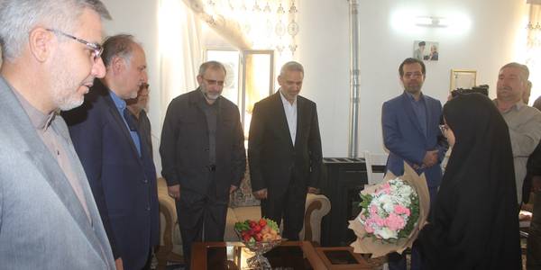 استاندار مرکزی با خانواده معظم شهید سیاوش حسنی در قورچی باشی دیدار کرد