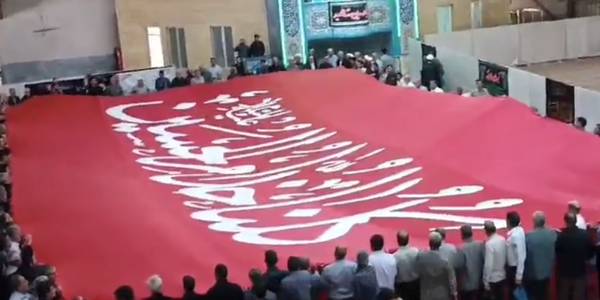 از بزرگترین ابر پرچم امام حسین (ع) در شهرستان خمین رونمایی شد