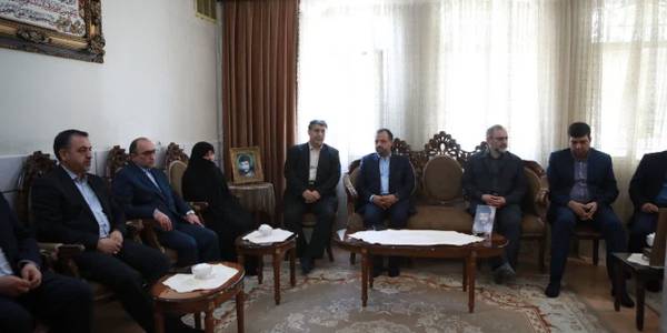 💠وزیر امور اقتصادی و دارایی، استاندار مرکزی و جمعی از مسئولین با خانواده جانباز شهید «هوشنگ شیرمحمدی» دیدار کردند