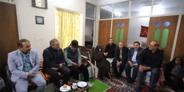 دیدار استاندار مرکزی با خانواده شهیدان ناصری در شهرستان ساوه