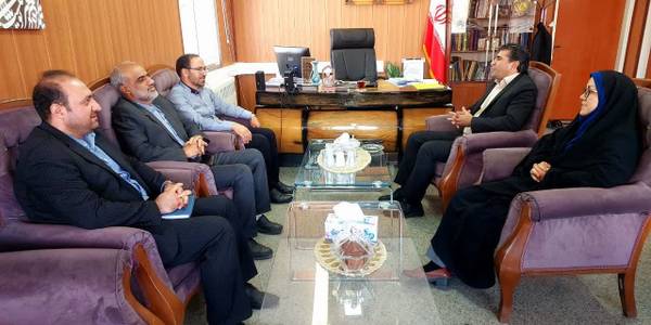 اعضای شورای شهر تفرش با جواد اتابکی سرپرست فرمانداری شهرستان تفرش در دفتر فرمانداری دیدار و گفت‌وگو کردند.
