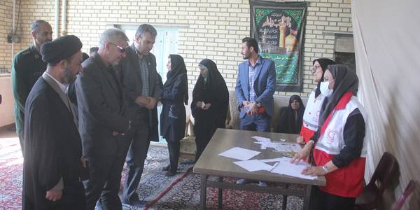 فرماندار از اردوی جهادی درمانی هلال احمر در روستای قلعه بابو بازدید کرد