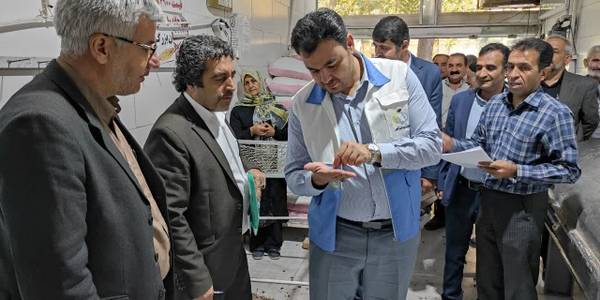 فرماندار از تعدادی از واحدهای نانوایی سطح شهر خمین بازدید کرد.