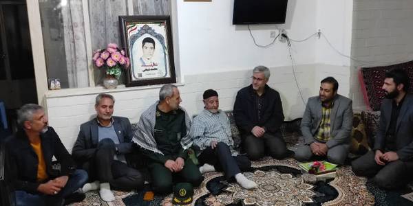 فرماندار و تعدادی از مسئولان شهرستان با خانواده شهید محمد شیخی دیدار کردند