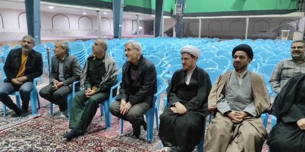 فرماندار و امام جمعه خمین از روند آماده سازی نمایشگاه فاطمیه روستای کفسان بازدید کردند
