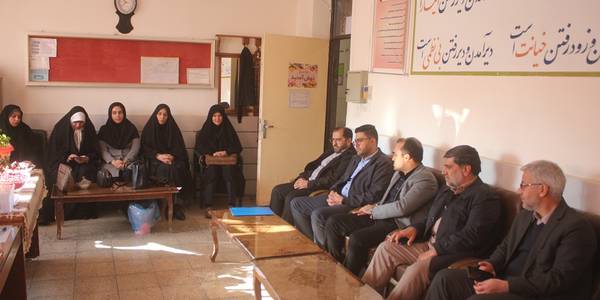 فرماندار از دبیرستان دخترانه ارشاد خمین بازدید کرد
