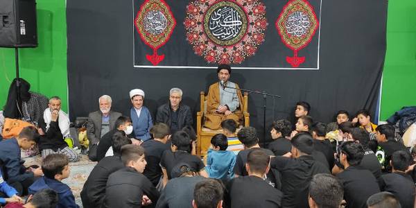 فرماندار و امام جمعه شهرستان از تعدادی از مساجد محل اعتکاف در خمین بازدید کردند