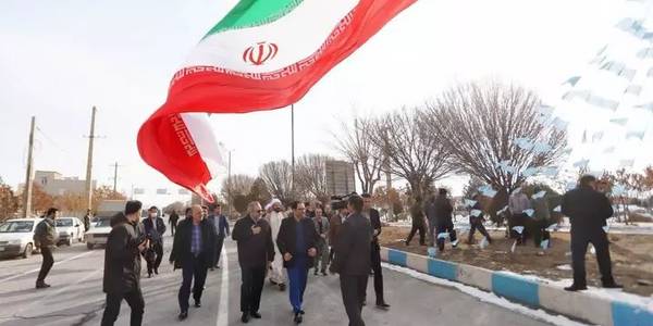 اهتزاز پرچم ۲۰۰ متری ایران بر فراز شهر میلاجرد