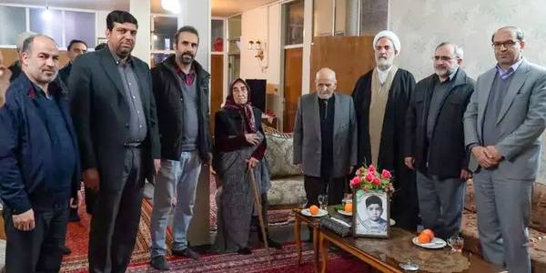 دیدار نماینده ویژه رئیس جمهور با خانواده اولین شهید انقلاب در اراک