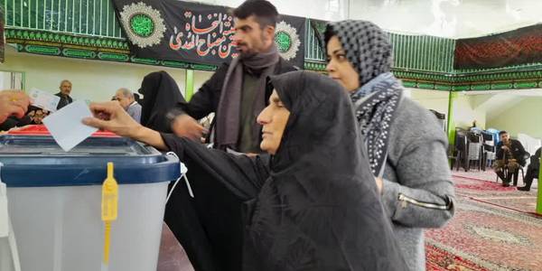 حضور مادر شهید علی‌اصغر آهنگرانی فراهانی پای صندوق رأی